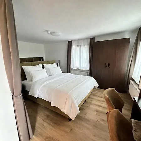 Edelfuchs Rote-lache Hotel *